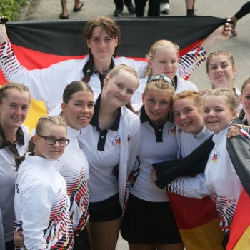 Drachenboot-Jugend U 18: Maxima Runge mit Fahne (mitte)