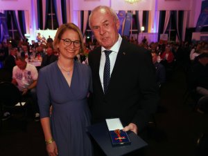 Joachim Masuch mit Landtagspräsidentin Birgit Hesse